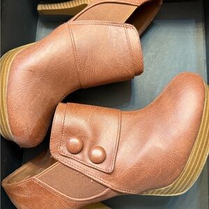 FIONI Clothing Tan Heels with Stacked Heel